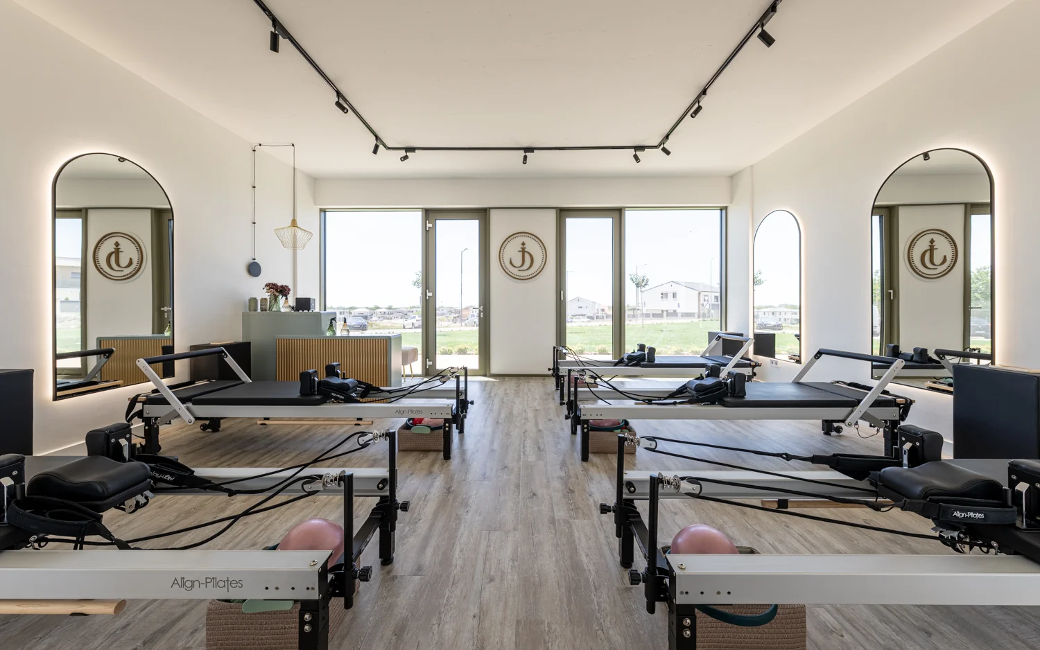 JÁDE PILATES – Pilates Stúdió a Szőlőliget Ökoparkban enteriőr és belsőépítészeti fotó #1 (TATU Stúdió)